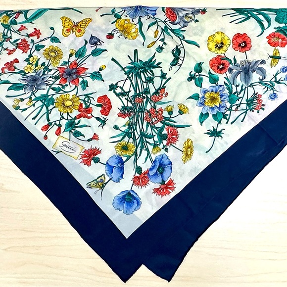 WOW - Authentic Gucci Silk Scarf for Neck, your Purse and/or Backpack - Picture 9 of 13